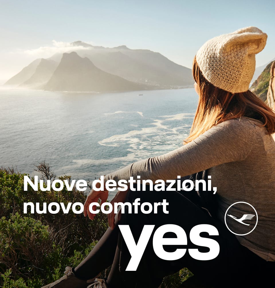 Una persona contempla il paesaggio costiero da una suggestiva scogliera panoramica.