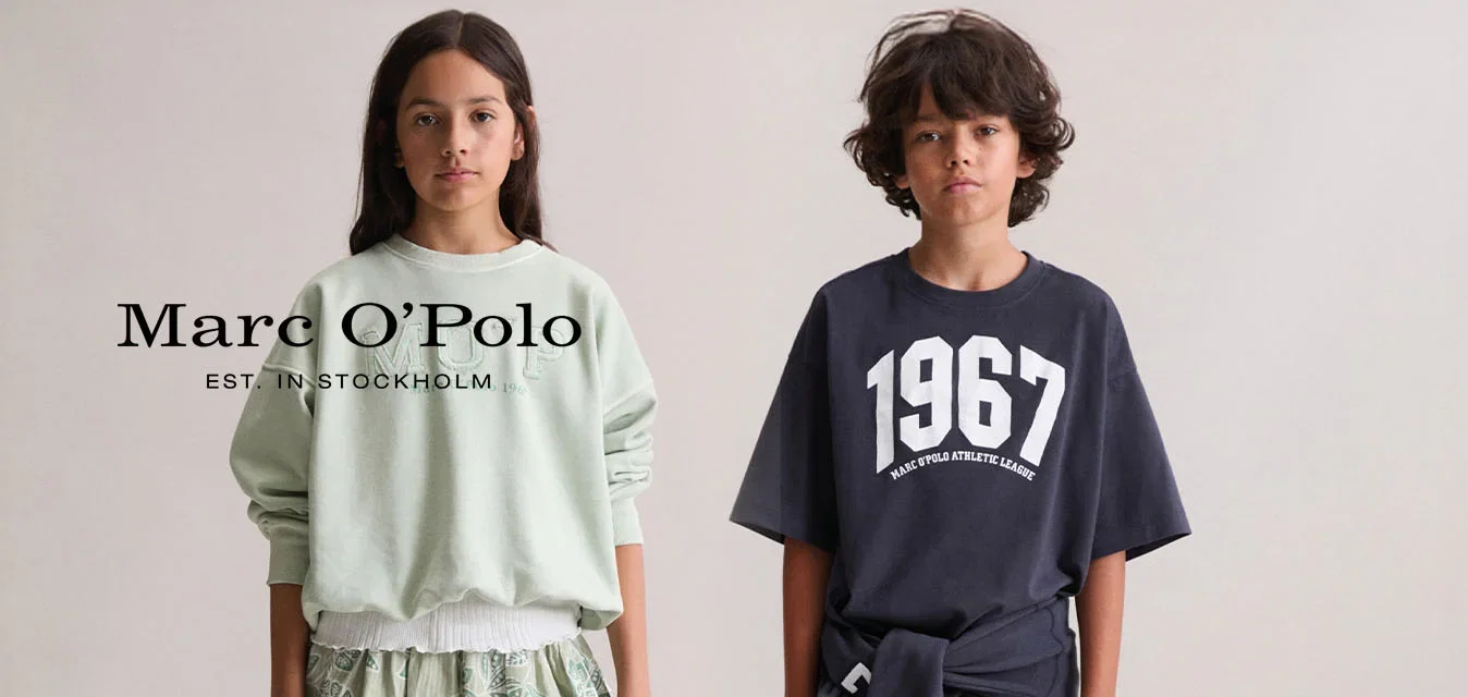 Zwei Kinder stehen nach vorne gerichtet; das Mädchen trägt ein blassgrünes Sweatshirt und einen Rock, der Junge trägt ein dunkles T-Shirt mit 