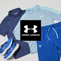 Blaues und hellblaues Sportoutfit mit Poloshirt, langärmeligem Quarter-Zip-Oberteil, Jogginghose und blauen Laufschuhen auf weißem Hintergrund.