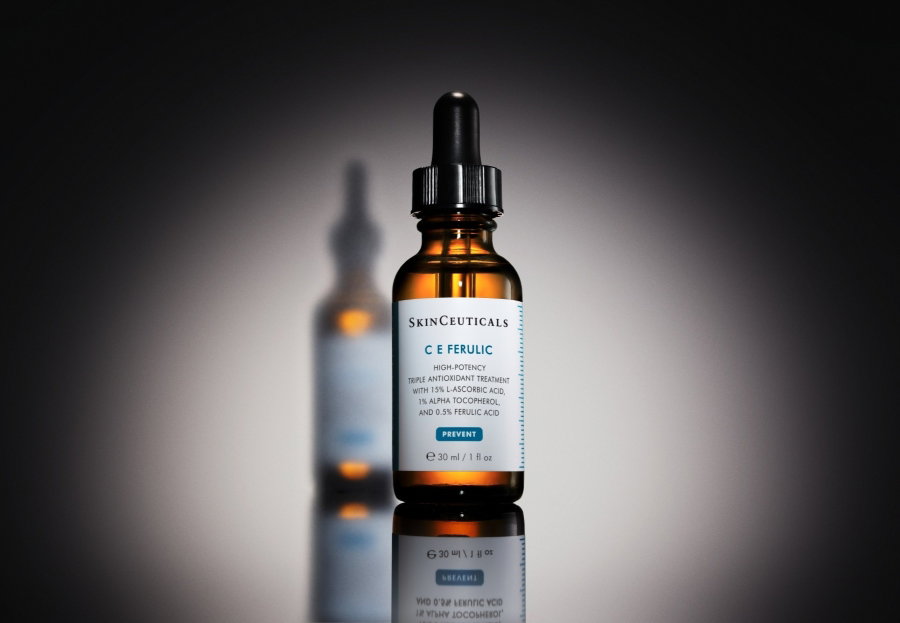 Sérum antioxydant C E Ferulic entouré d'un halo lumineux