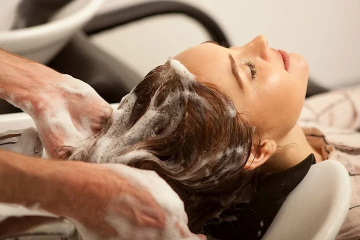 Lyxig keratinbehandling för glansigt hår i Vasastan