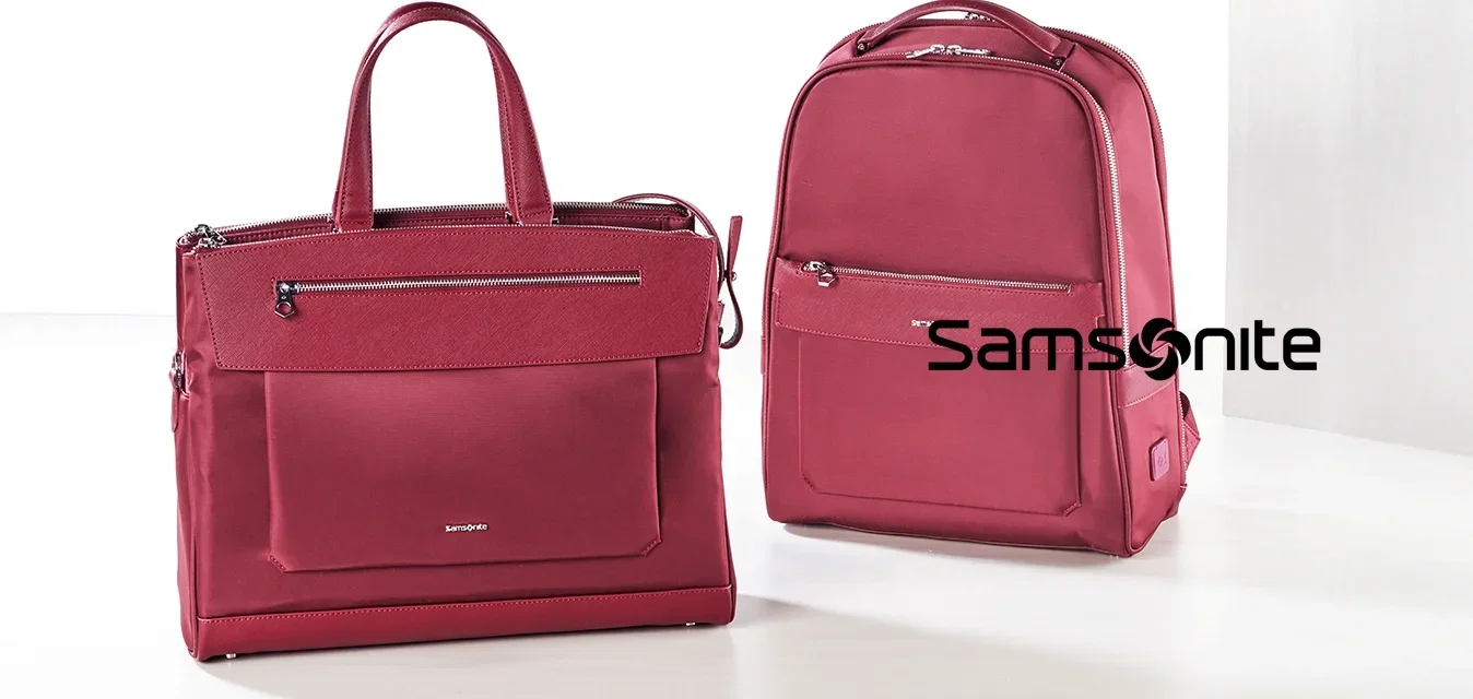 Bordeaux-farbenes Textil-Rucksack und Aktentasche. Beide haben Reißverschlüsse, doppelte Griffe und Fronttaschen. Glatte Textur mit minimalen Markenakzenten.