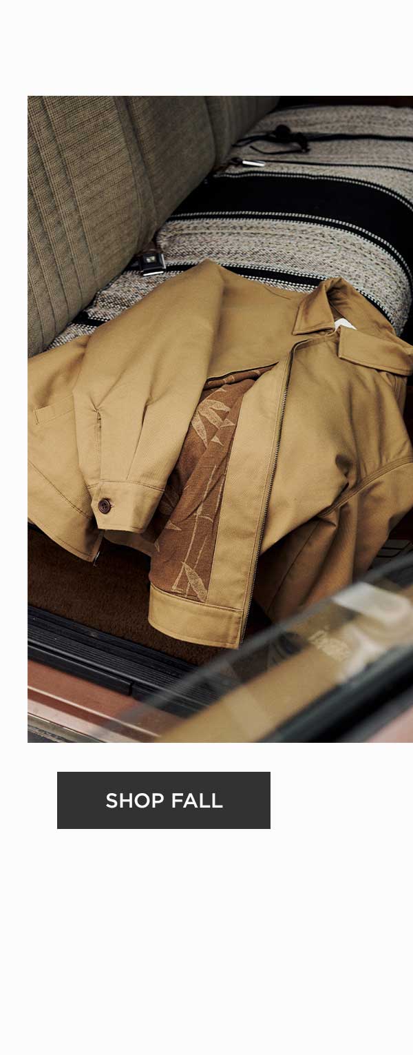 Sam Jacket in light brown on the bench seat in a classic car