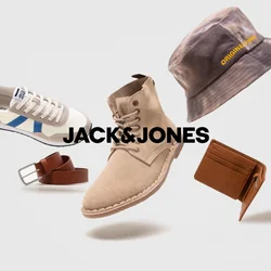 Bruine suède enkellaarzen, witte sneakers met blauwe en rode accenten, een grijze bucket hat, een bruine riem en een bruine portemonnee, allemaal zwevend.