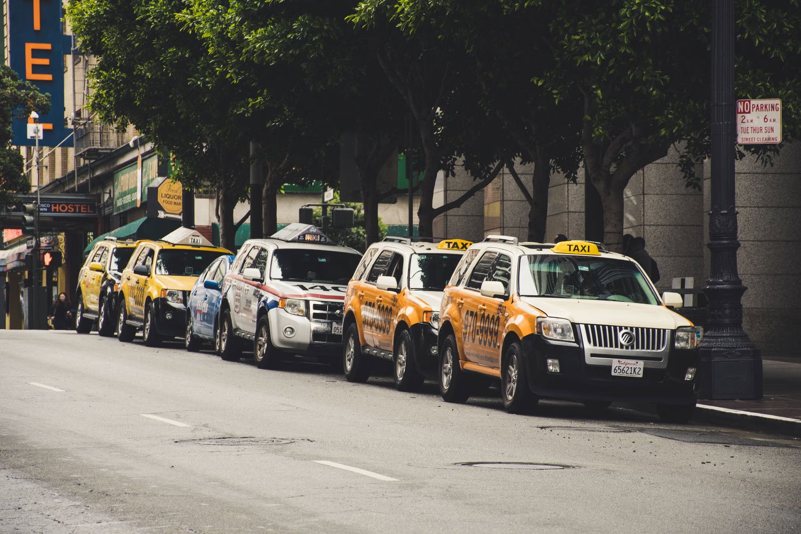 AIRPORT PARKING VS TAXI TO THE AIRPORT