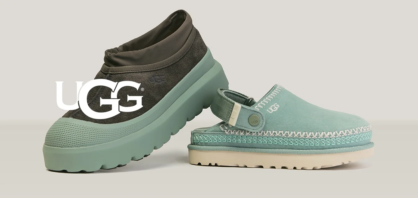 Paar Slipper, ein schwarzer mit dicker Sohle und hohem Schaft, der andere hellblau mit offenem Fersenbereich und verstellbarem Riemen.