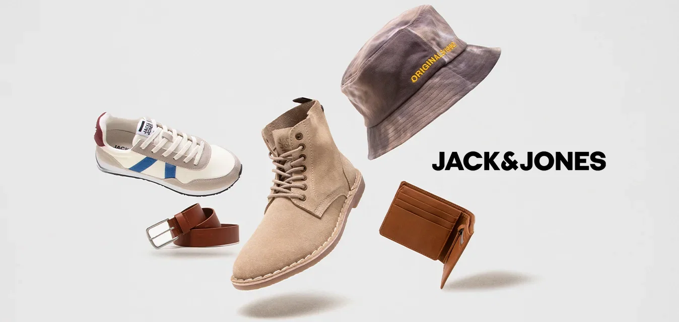 Braune Wildleder-Stiefeletten, weiße Sneakers mit blauen und roten Akzenten, ein grauer Bucket-Hat, ein brauner Gürtel und eine braune Geldbörse, die alle schweben.