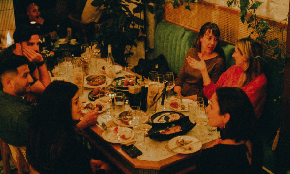 Strangers sharing a Timeleft dinner table in Paris
