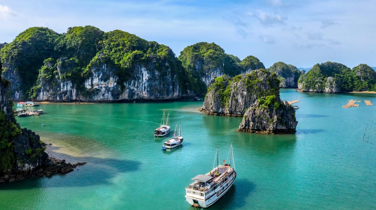 10-Day Vietnam Tour with Ha Long Bay Cruise, Cu Chi Tunnels, Mekong Delta & Hoi An Old Town 2027