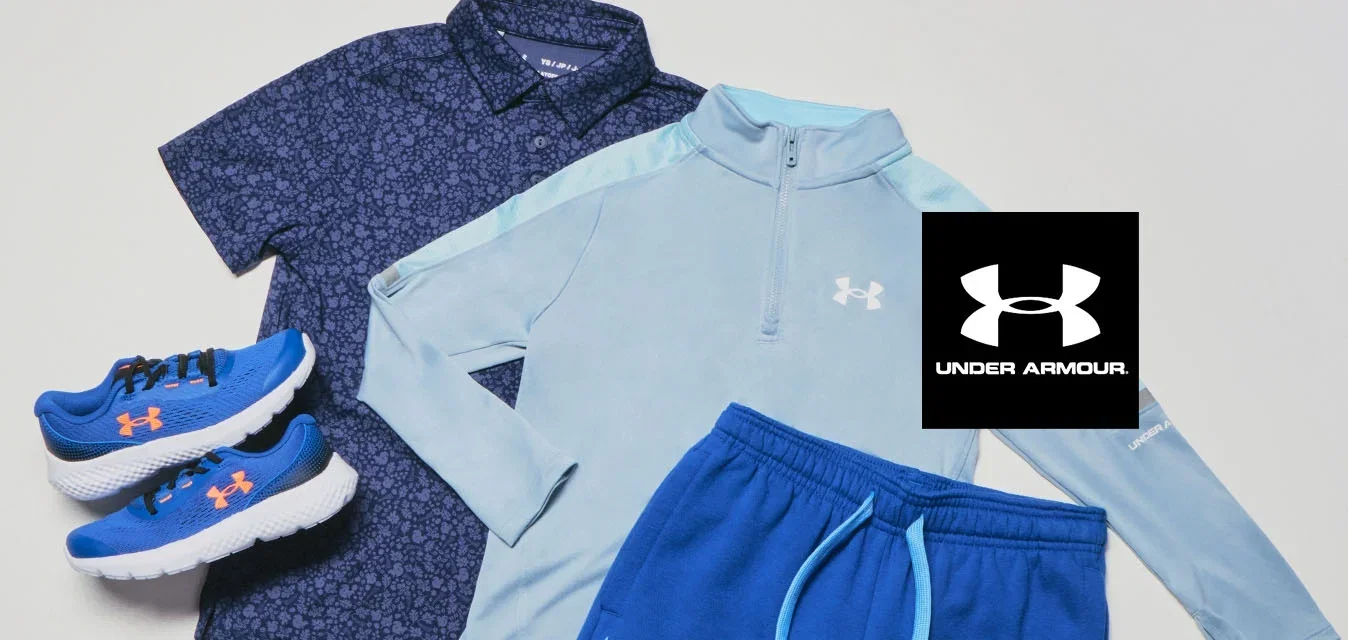 Blaues und hellblaues Sportoutfit mit Poloshirt, langärmeligem Quarter-Zip-Oberteil, Jogginghose und blauen Laufschuhen auf weißem Hintergrund.