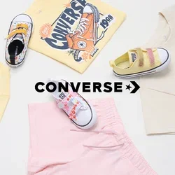 Converse kleding en schoeisel: gele T-shirt met korte mouwen en bloemenpatroon, beige T-shirt met oranje grafische print, roze shorts, kleurrijke sneakers met patroon.