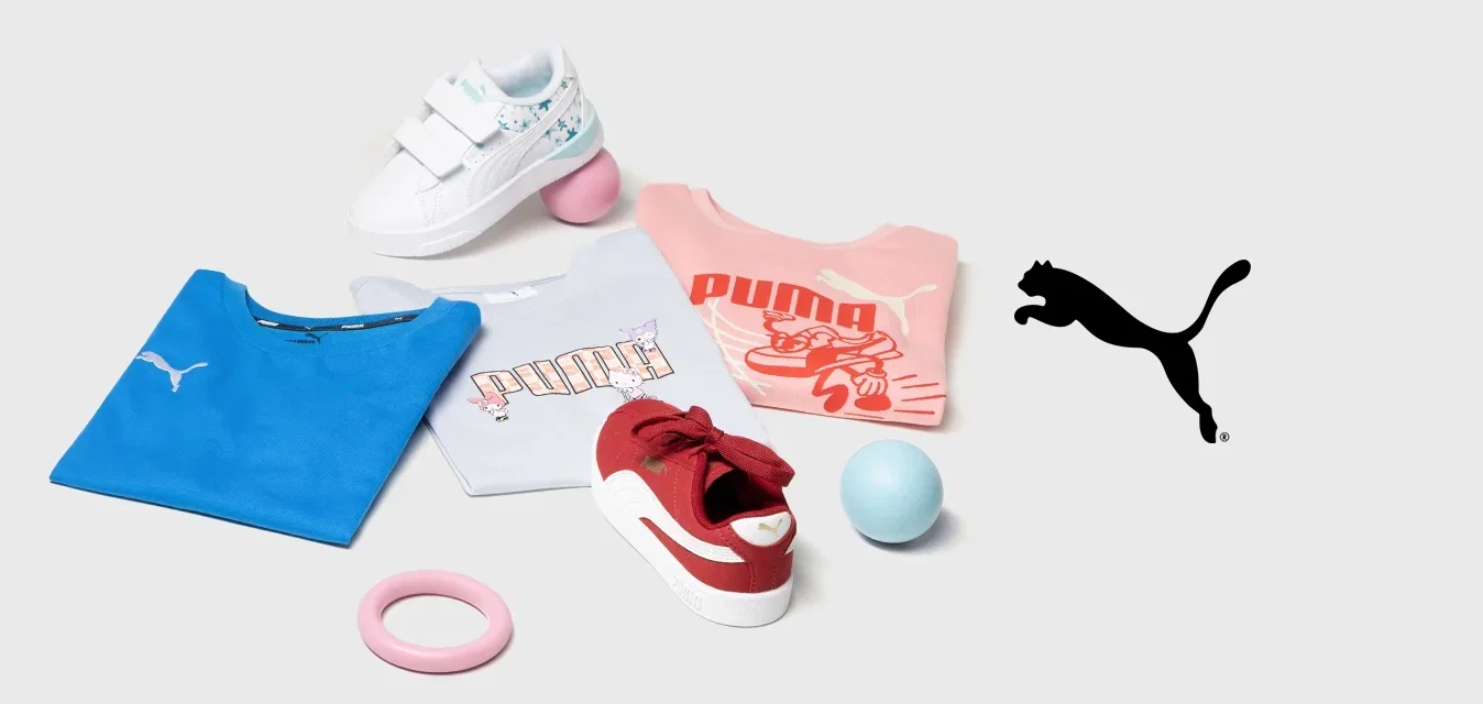 Puma-kleding waaronder blauwe en roze T-shirts, witte en rode sneakers, een roze ring en twee ballen. Geplaatst tegen een neutrale achtergrond.