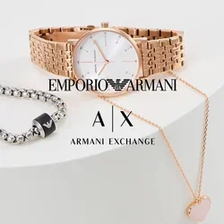 Roze gouden horloge met een mesh-band en een witte wijzerplaat, zilveren schakelarmband met zwarte accenten, en een rozen gouden harthanger ketting.