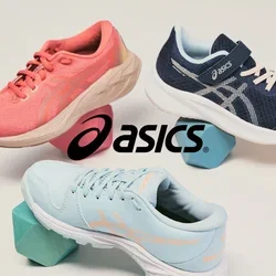 Drie sportschoenen in koraal, marineblauw en lichtblauw in balans op geometrische schuimblokken tegen een effen achtergrond.