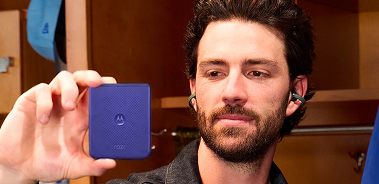 Dansby Swanson and motorola razr ultra - 2026