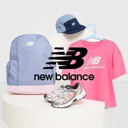 New Balance rugzak in lichtblauw met roze accenten, een roze t-shirt, een marineblauwe pet en zilveren hardloopschoenen geordend op een display.