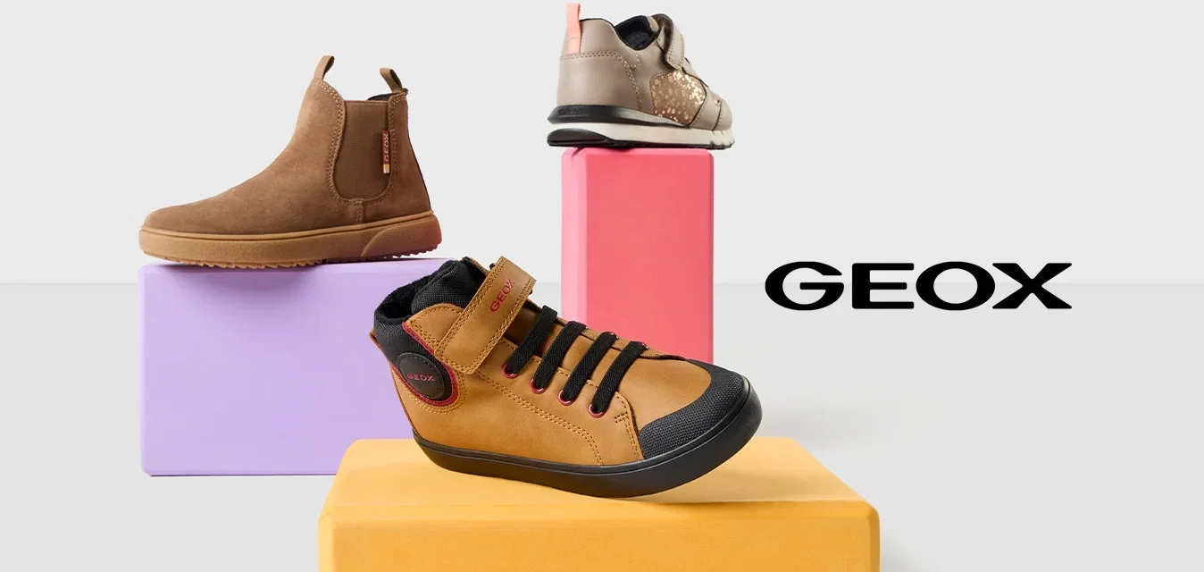 Drie paar schoenen uitgestald op kleurrijke dozen: een bruine enkelboot, een roze en grijze sneaker, en een bruine schoen met zwarte accenten.
