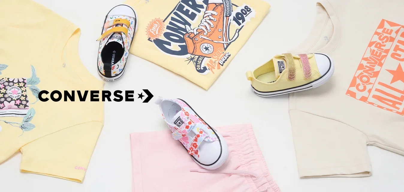 Converse kleding en schoeisel: gele T-shirt met korte mouwen en bloemenpatroon, beige T-shirt met oranje grafische print, roze shorts, kleurrijke sneakers met patroon.