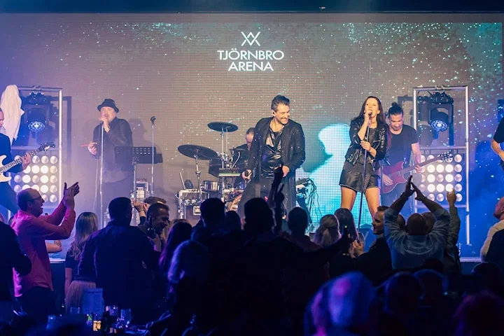 Julfest med julbord, show & boende för 2-4 personer på Tjörnbro Arena