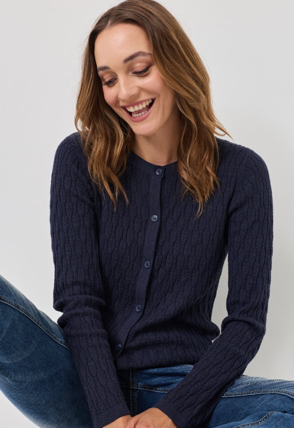Leichte Strickjacke mit Zopfmuster
