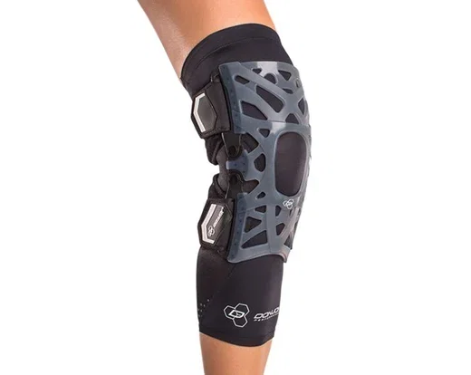 donjoy-performance-webtech-knee_brace-black-with-sleeve-dp151kb01_3