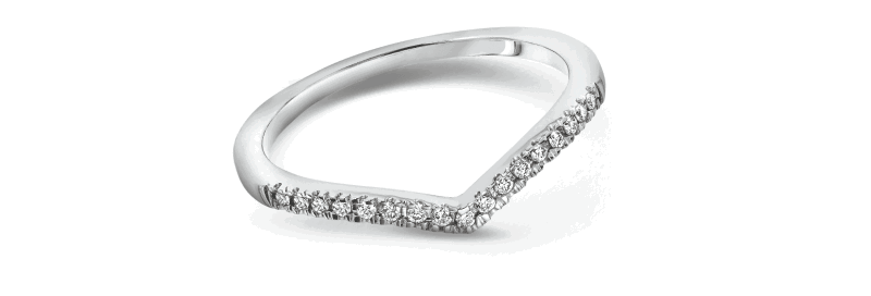 V-shaped diamond band in white gold with pavé-set diamonds.