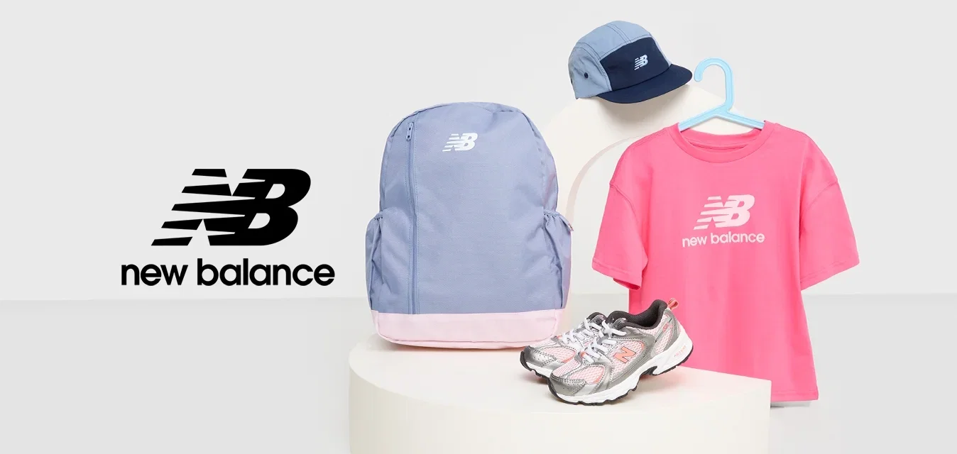 New Balance rugzak in lichtblauw met roze accenten, een roze t-shirt, een marineblauwe pet en zilveren hardloopschoenen geordend op een display.