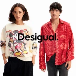 Twee modellen, de ene draagt een crèmekleurige trui met een kleurrijke Mickey Mouse graphic, de andere in een rode gestreepte overhemd met knopen.