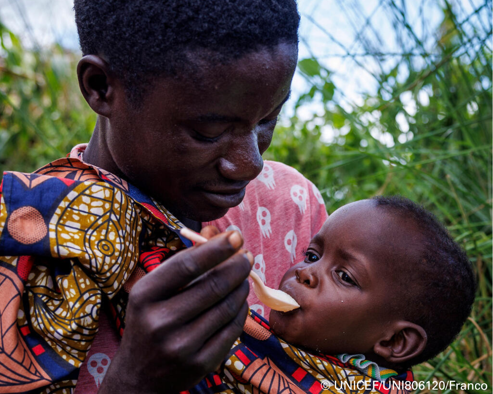 Eurico with his 18-month-old son, Amisse, who recovered from malnutrition with support from a UNICEF-supported nutrition program in Mozambique. © UNICEF/UNI806120/Franco