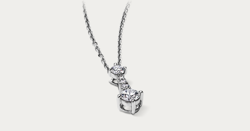 Diamond pendant necklace in white gold with round brilliant-cut stones.