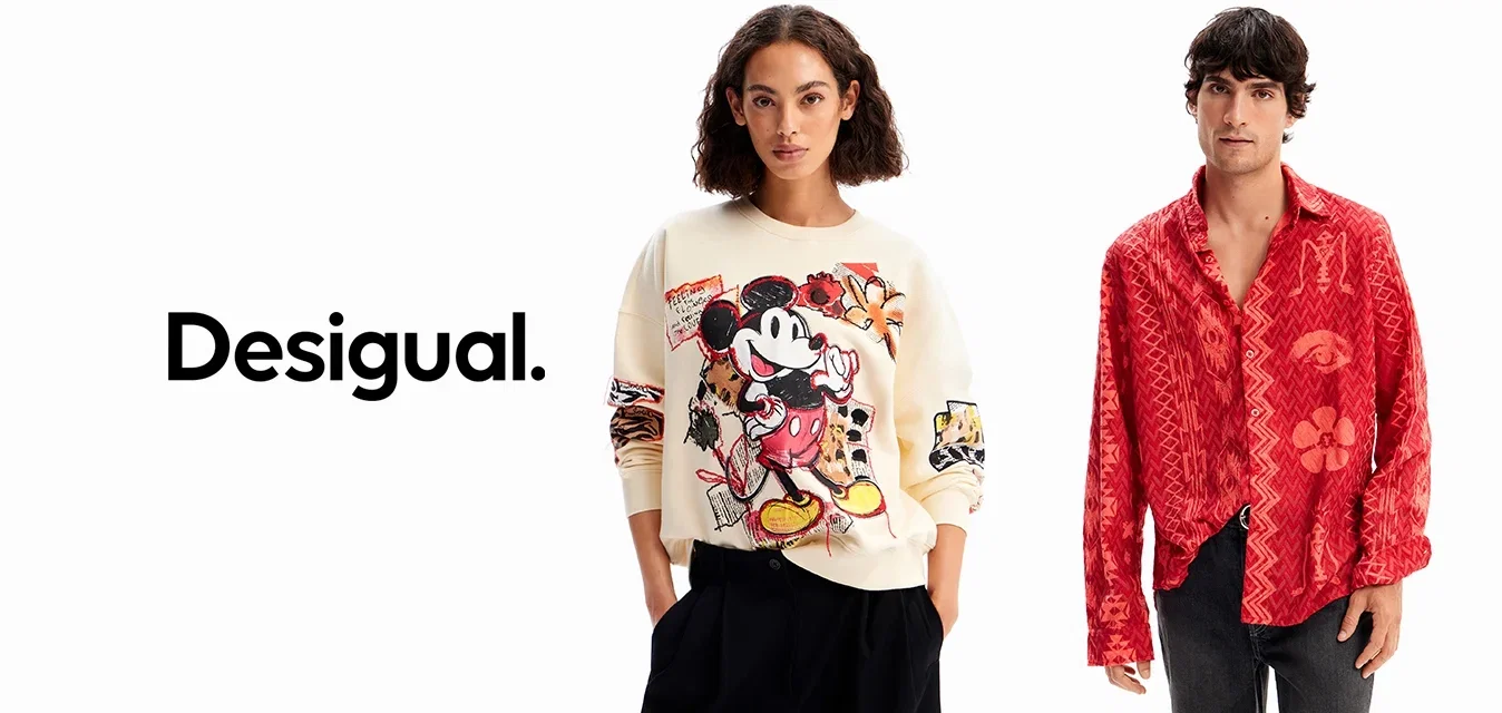 Twee modellen, de ene draagt een crèmekleurige trui met een kleurrijke Mickey Mouse graphic, de andere in een rode gestreepte overhemd met knopen.