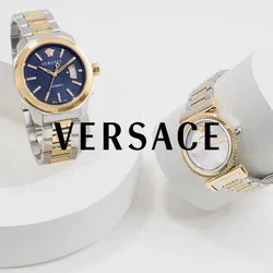 Twee Versace polshorloges met zilveren en gouden metalen bandjes op witte geometrische standaards, de een met een blauwe wijzerplaat, de ander met een witte wijzerplaat.
