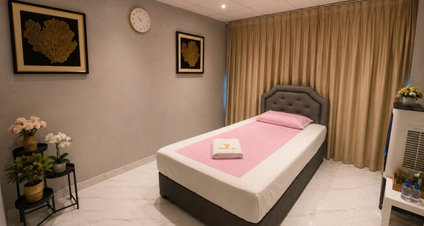 Full-Body Thai or Aroma Hot Oil Spa Treatment (45, 60, or 90 Min)