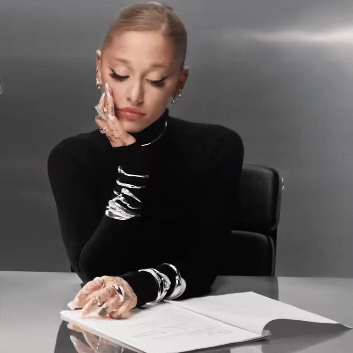 Video of Ariana Grande wearing Swarovski Classica jewelry