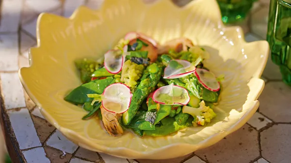 Recette de cuisine en vidéo: le ragoût de légumes printaniers aux aromates du chef Benjamin Reilhes