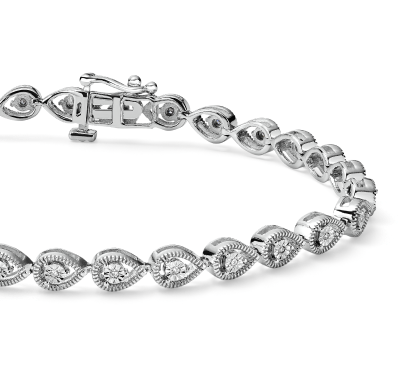 Diamond tennis bracelet in white gold featuring round brilliant-cut diamonds.