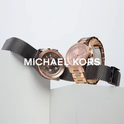 Twee horloges tentoongesteld op een witte ondergrond. De ene heeft een donker gaasband met een grijze wijzerplaat; de andere heeft een roségouden kleur en een schakelband.