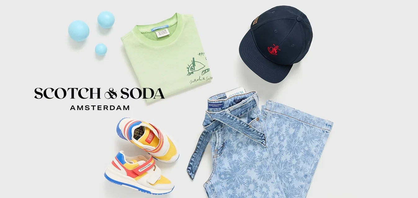 Groene katoenen t-shirt, lichtblauwe bloemen denim shorts, gele en rode sneakers, marineblauwe pet met embleem, en kleurrijke ronde ballen.