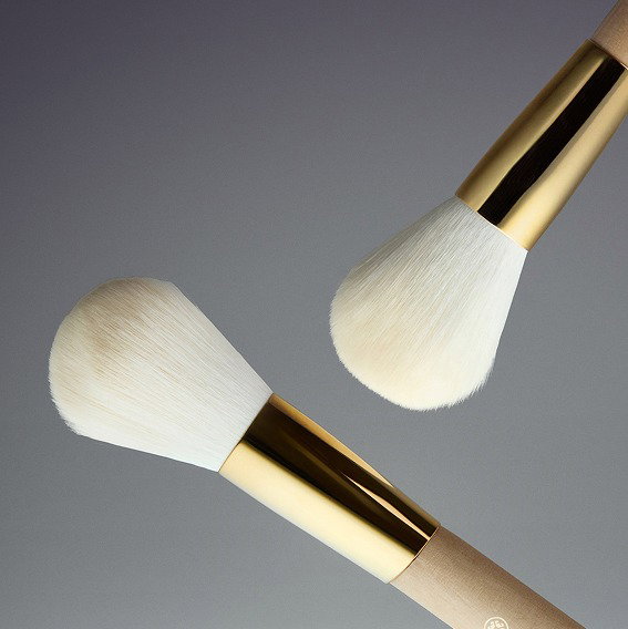 An image of the Powder Brush, complimentary with $150+ orders