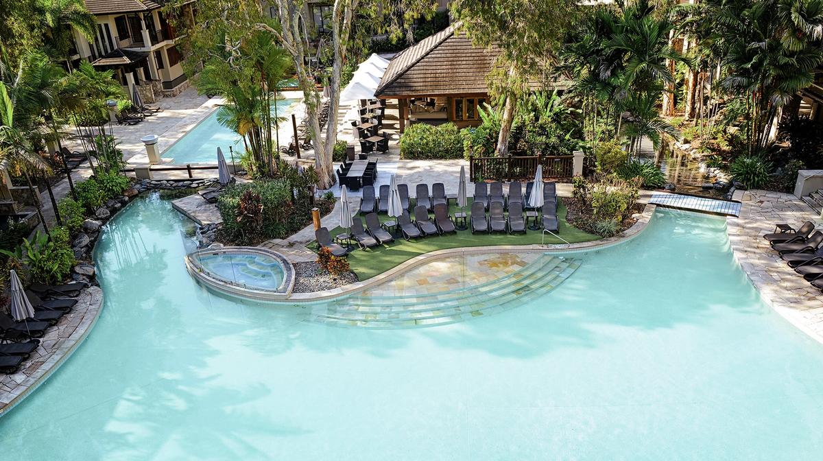 Palm Cove Luxury: Beachfront Studios & Apartments with Daily Breakfast