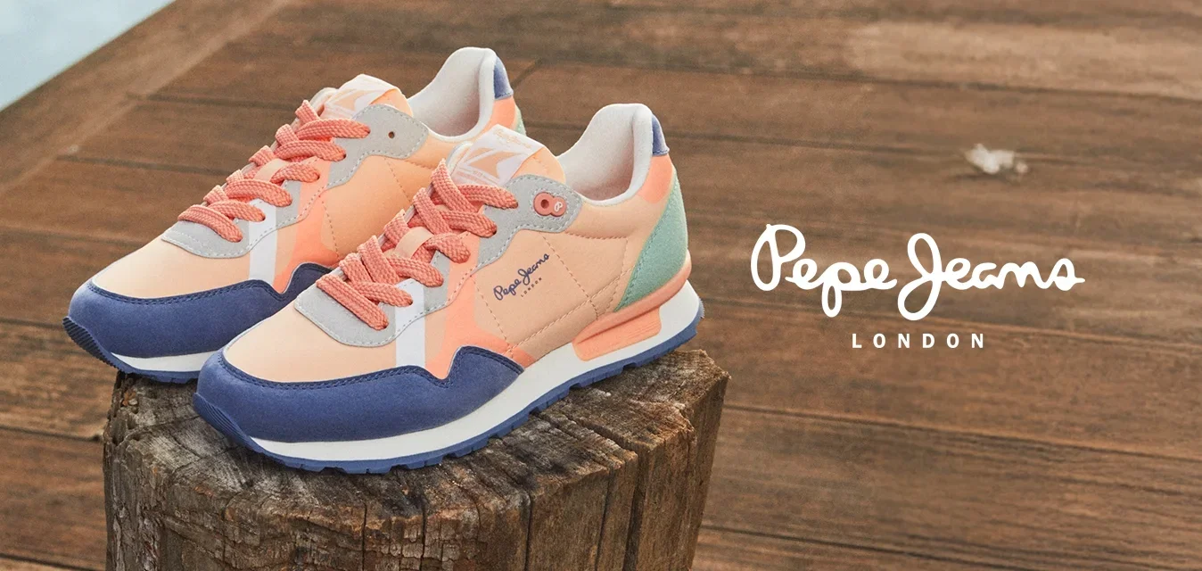 Koraal en blauwe sport sneakers met gemengde materialen, met een gestructureerd oppervlak, contrasterende veters en een logo detail aan de zijkant.