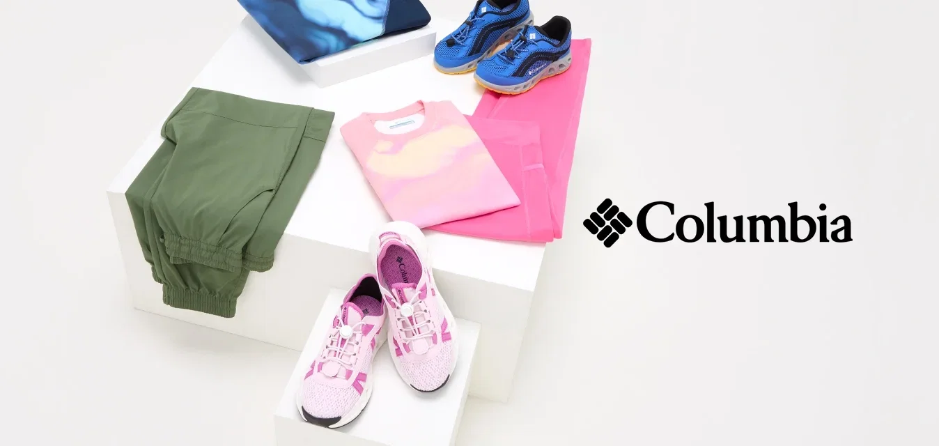 Combinatie van sportkleding: groene broeken, blauw en roze toppen, roze en witte schoenen en blauwe sneakers, die verschillende kleuren en ontwerpen tonen.