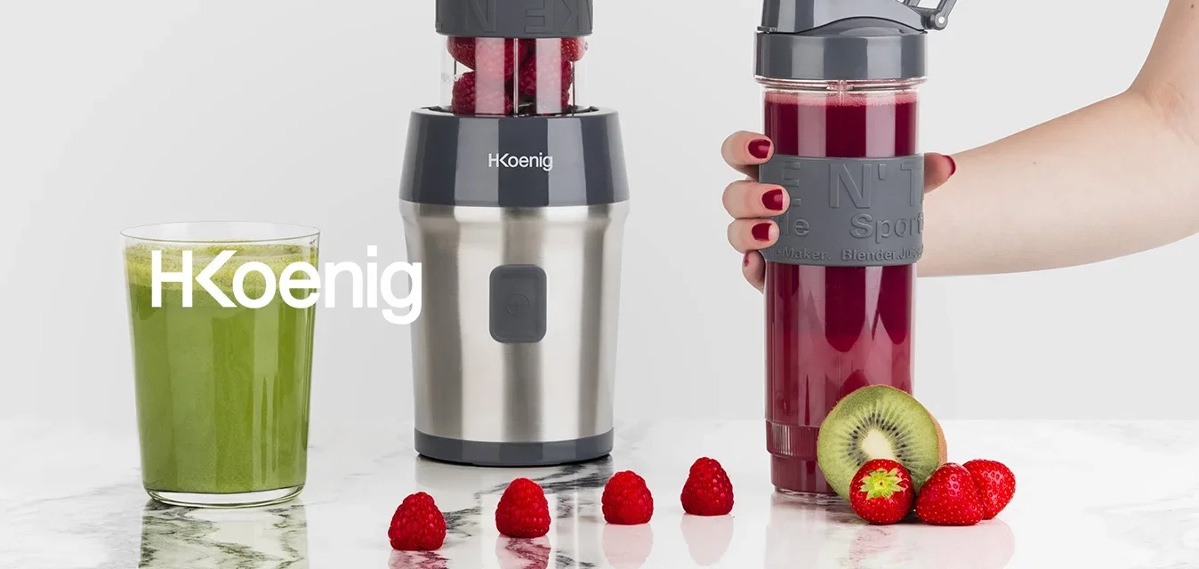 Blender met een roestvrijstalen basis, transparante bovenkant gevuld met frambozen, gecombineerd met een donkergrijze sportfles, groene en rode smoothies.