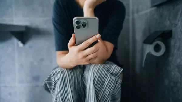 Voici pourquoi aller aux toilettes avec votre smartphone est une mauvaise idée pour votre santé