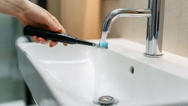 Voici quelques astuces simples pour désinfecter votre brosse à dents et protéger vos gencives