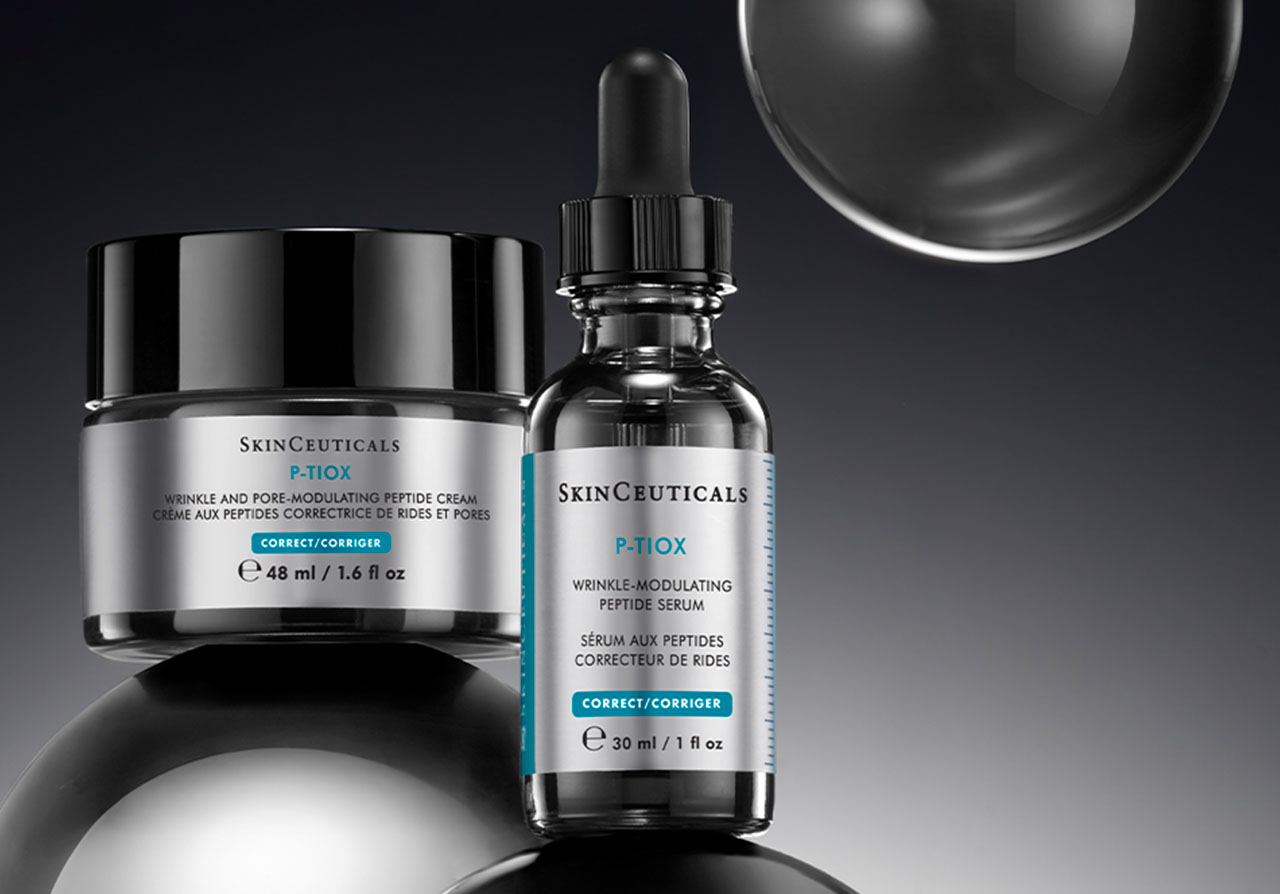 Auf dem Bild sind zwei SkinCeuticals Produkte vor einem dunklen, eleganten Hintergrund zu sehen: eine silberne und schwarze Cremedose auf der linken Seite und eine klare Tropfflasche mit Serum auf der rechten Seite. Beide Produkte tragen die Bezeichnung P-TIOX und beschriftete Informationen zu ihrer Wirkung gegen Falten und Poren. Es handelt sich um eine hochwertige, professionelle Produktfotografie mit eleganten schwarzen und silbernen Farbtönen. Daneben sind lupenartige, transparente Elemente im Hintergrund und blau hinterlegte Schriftelemente sichtbar.