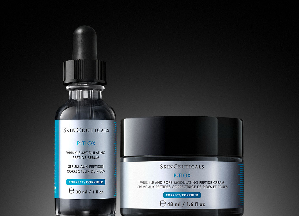 Auf dem Bild sind zwei SkinCeuticals Produkte vor einem dunklen, eleganten Hintergrund zu sehen: eine silberne und schwarze Cremedose auf der linken Seite und eine klare Tropfflasche mit Serum auf der rechten Seite. Beide Produkte tragen die Bezeichnung P-TIOX und beschriftete Informationen zu ihrer Wirkung gegen Falten und Poren. Es handelt sich um eine hochwertige, professionelle Produktfotografie mit eleganten schwarzen und silbernen Farbtönen. Daneben sind lupenartige, transparente Elemente im Hintergrund und blau hinterlegte Schriftelemente sichtbar.