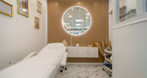 Browlift, rehaussement avec teinture, pose cil à cil, mixte glam ou volume russe (jusqu'à 42% de remise)