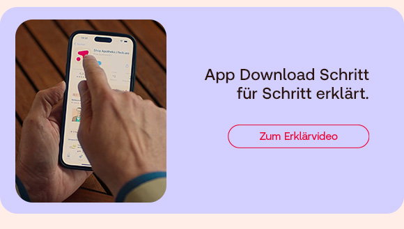 Zwei Hände bedienen ein Smartphone mit geöffneter Shop Apotheke App. Rechts daneben steht: „App Download Schritt für Schritt erklärt.“ Darunter ein rot umrandeter Button mit der Aufschrift „Zum Erklärvideo“.