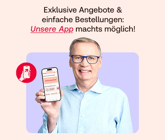 Älterer Mann mit Brille und hellblauem Hemd hält ein Smartphone mit der Shop Apotheke App in die Kamera und lächelt. Darüber der Text: „Exklusive Angebote & einfache Bestellungen: Unsere App machts möglich!“ mit „Unsere App“ in Rot hervorgehoben. Links daneben ein Icon mit Smartphone-Symbol.